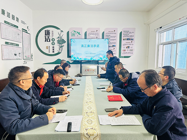1月9日下午，物料車間黨支部組織黨員領導干部及重點崗位人員開展了新年“第一課”活動。--圖為重點崗位人員趙宇進行清正廉潔承諾.jpg