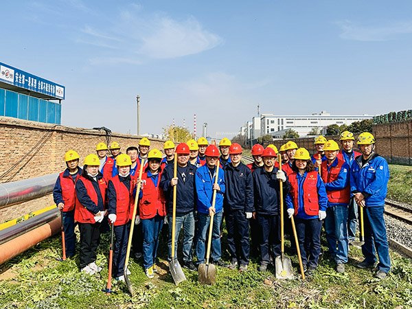 3月20日下午，物料車間黨支部開展“清除雜草保安全 志愿服務(wù)顯擔(dān)當(dāng)”主題活動，黨員及青年志愿者集體合影    600.jpg