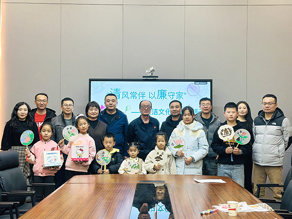 11月30日晚，物料車間黨支部開展以“清風(fēng)常伴 以廉守家”為主題的廉潔文化進家庭活動，.jpg