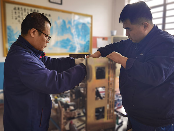 1月14日，檢修一班技術(shù)骨干正在對(duì)氬壓縮機(jī)控制回路技術(shù)改造2.jpg