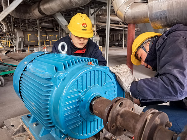 1月20日，檢修三班正在對(duì)鍋爐疏水泵電機(jī)進(jìn)行更換1.jpg