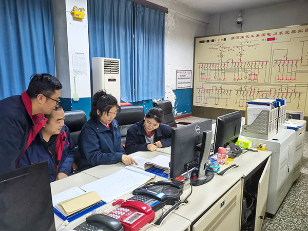 1月22日，張瑩和同事對操作票進(jìn)行講解.jpg