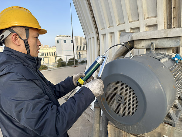檢修人員正在給電動(dòng)機(jī)加潤滑脂.jpg