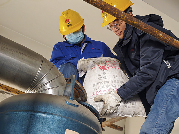 2.19日動(dòng)力車間三期干燥機(jī)廠房內(nèi)，劉凱、張樂正在更換吸附劑.jpg