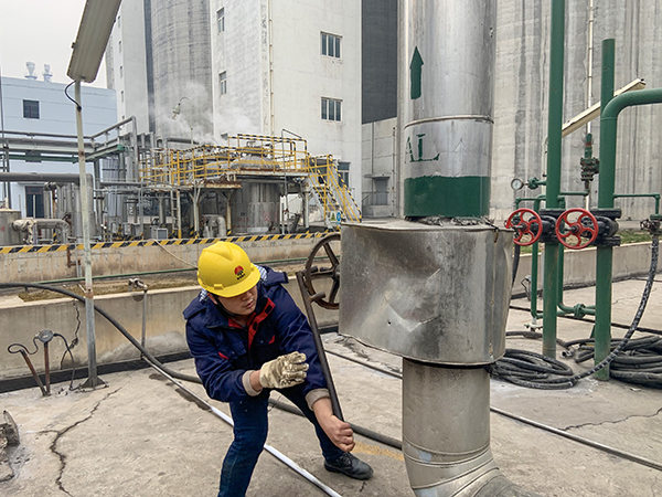 3月12時(shí)，合成車間員工關(guān)小閥門，避免浪費(fèi).jpg