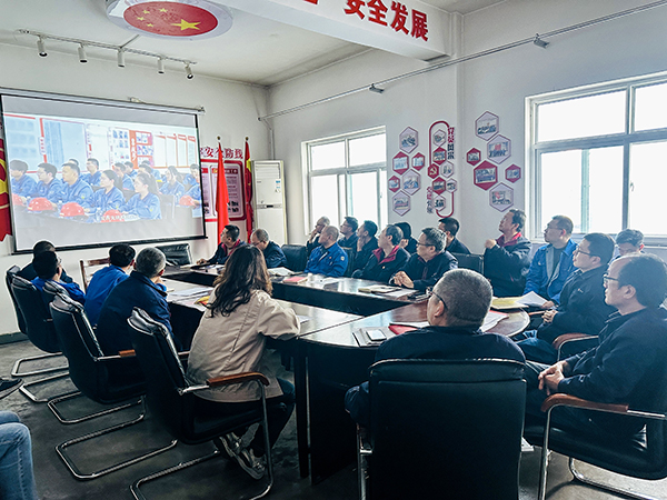 3月13日下午，物料車間黨支部開展“惠學(xué)礪心 筑夢前行”主題黨日活動，圖為集中觀看了陜煤集團(tuán)第一期惠學(xué)礪心大課堂錄播視頻.jpg