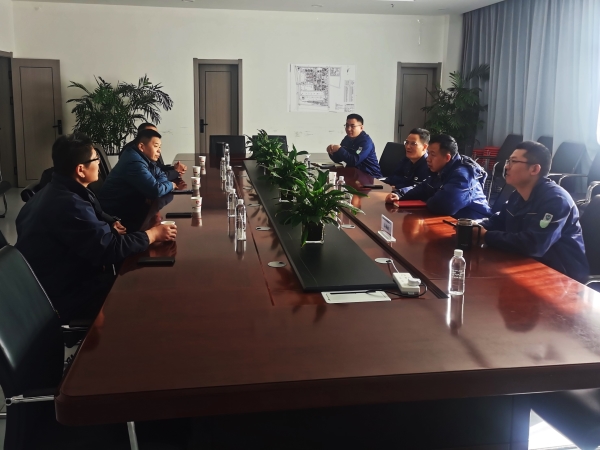白安林與胡抗戰(zhàn)，杜寶順認真交流_20250318092349.jpg