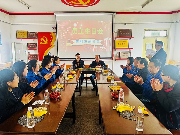 3月21日下午，物料車(chē)間開(kāi)展“集體生日會(huì)”-圖為主持人鄧軍開(kāi)場(chǎng).jpg