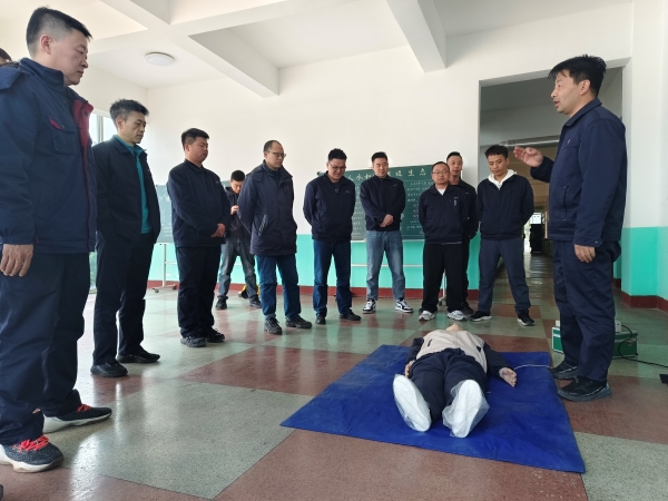 3月21日，應(yīng)急隊(duì)員寧修生在尿素車(chē)間講解心肺復(fù)蘇.jpg