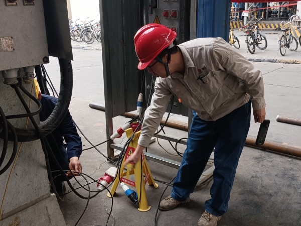4月9日，計控電儀部安全員黃建榮在進(jìn)行安全用電現(xiàn)場檢查，為作業(yè)人員指出問題并認(rèn)真講解正確操作及規(guī)定。.jpg