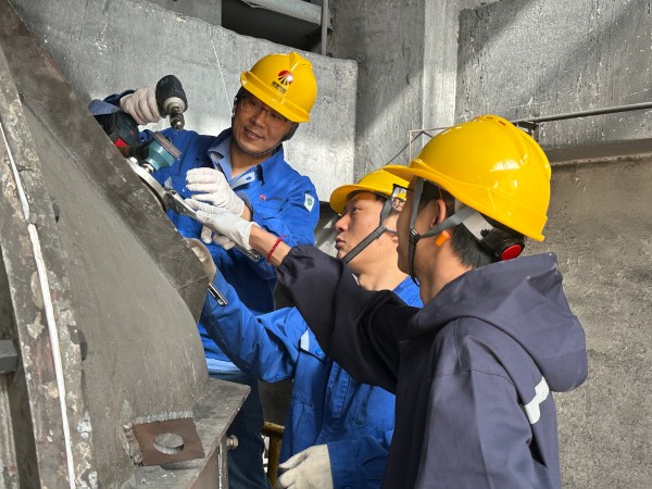 4月9日王明偉、康金生、青工曾炳睿在2#鍋爐磨煤機(jī)更換北側(cè)磨輥溫度.jpg