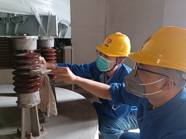 賈華銘和喬坤對絕緣子進行清掃.jpg