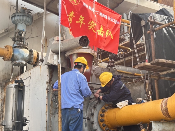 青年突擊隊(duì)的旗幟高高飄揚(yáng)。.jpg