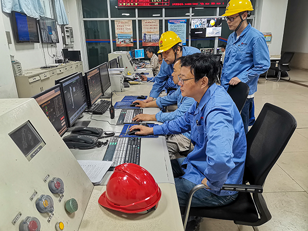4月21日，3號鍋爐點爐，車間各工藝人員正在精心操作，嚴密監(jiān)控.jpg