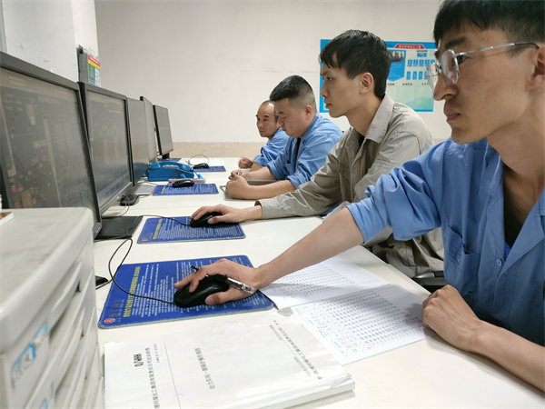 空塔阻力實(shí)驗(yàn)期間，工藝人員在DCS上面操作。.jpg