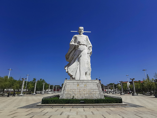 蘇軾雕像，5月2日拍于鳳翔東湖.jpg