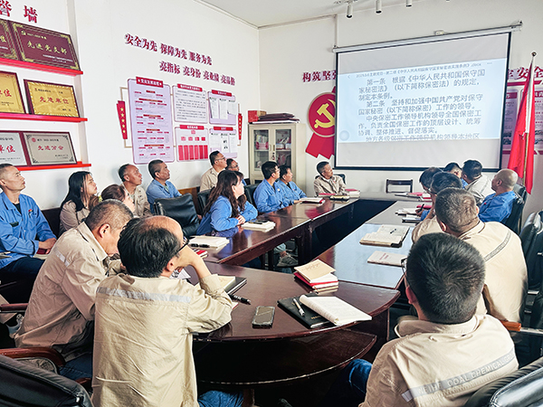 5月7日物料車間黨支部組織保密教育主題當(dāng)日活動(dòng)-書記喬玄帶領(lǐng)全體黨員學(xué)習(xí)《保密法》條款.jpg