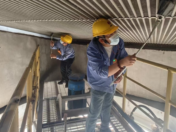 2025年5月19日，乙二醇車間職工認(rèn)真清理壓縮機(jī)組空冷島管束.jpg