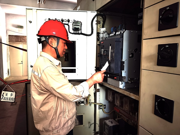近日，計(jì)控電儀部成立以部長王文波為組長的夏季安全工作督查小組，對(duì)現(xiàn)場和機(jī)柜間的電儀設(shè)備安全運(yùn)行保駕護(hù)航.jpg